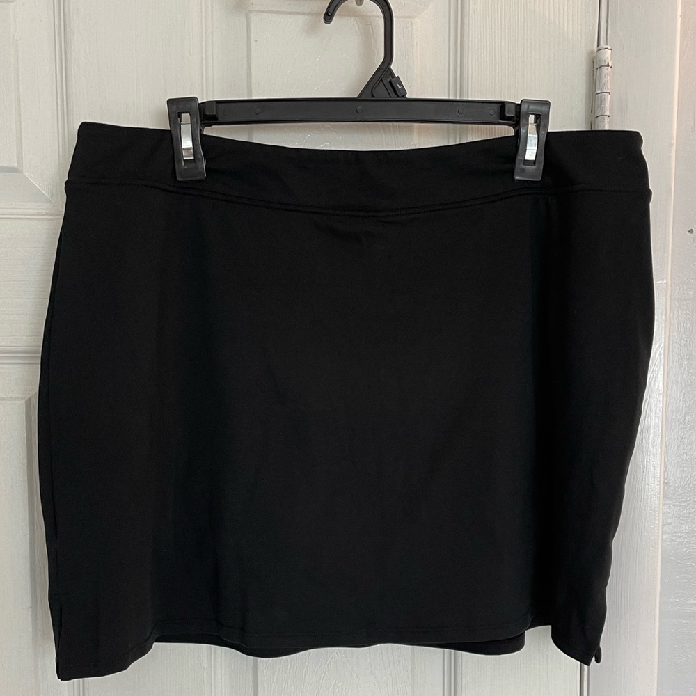 Tranquility skort in black - size XL